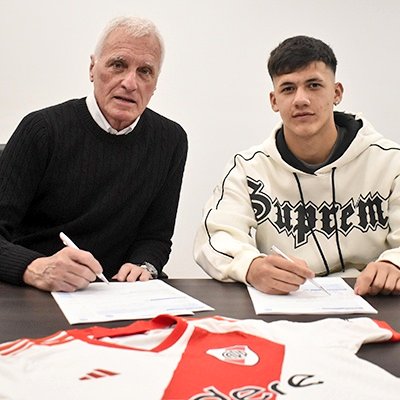 alerp91218's tweet photo. #PrimerContrato
Juan Cruz Meza firmó su primer contrato profesional con el Club hasta el 31 de diciembre de 2026.
Es volante ofensivo, como su primo Maxi, ex Independiente. Hoy juega en la Quinta División.
Nació el 14 de marzo de 2008 en Caá Catí, Corrientes. https://t.co/IZV03yBw8q