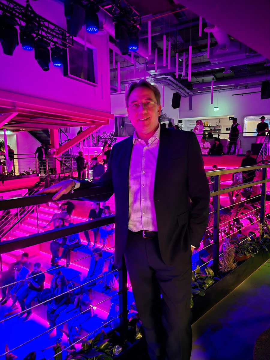 ludovic_pouille's tweet photo. Ravi d'assister à la Fête de la Musique à Riyad, au sein de la #BeastHouse, à @JAXDistrict. Une soirée exceptionnelle où les rythmes et artistes français et saoudiens se mêlent dans un hymne à la musique et à la création artistique.
#FeteDeLaMusique 🎵
#FranceKSA 🇫🇷💙🇸🇦🎶 https://t.co/Yt4Bmquv4y