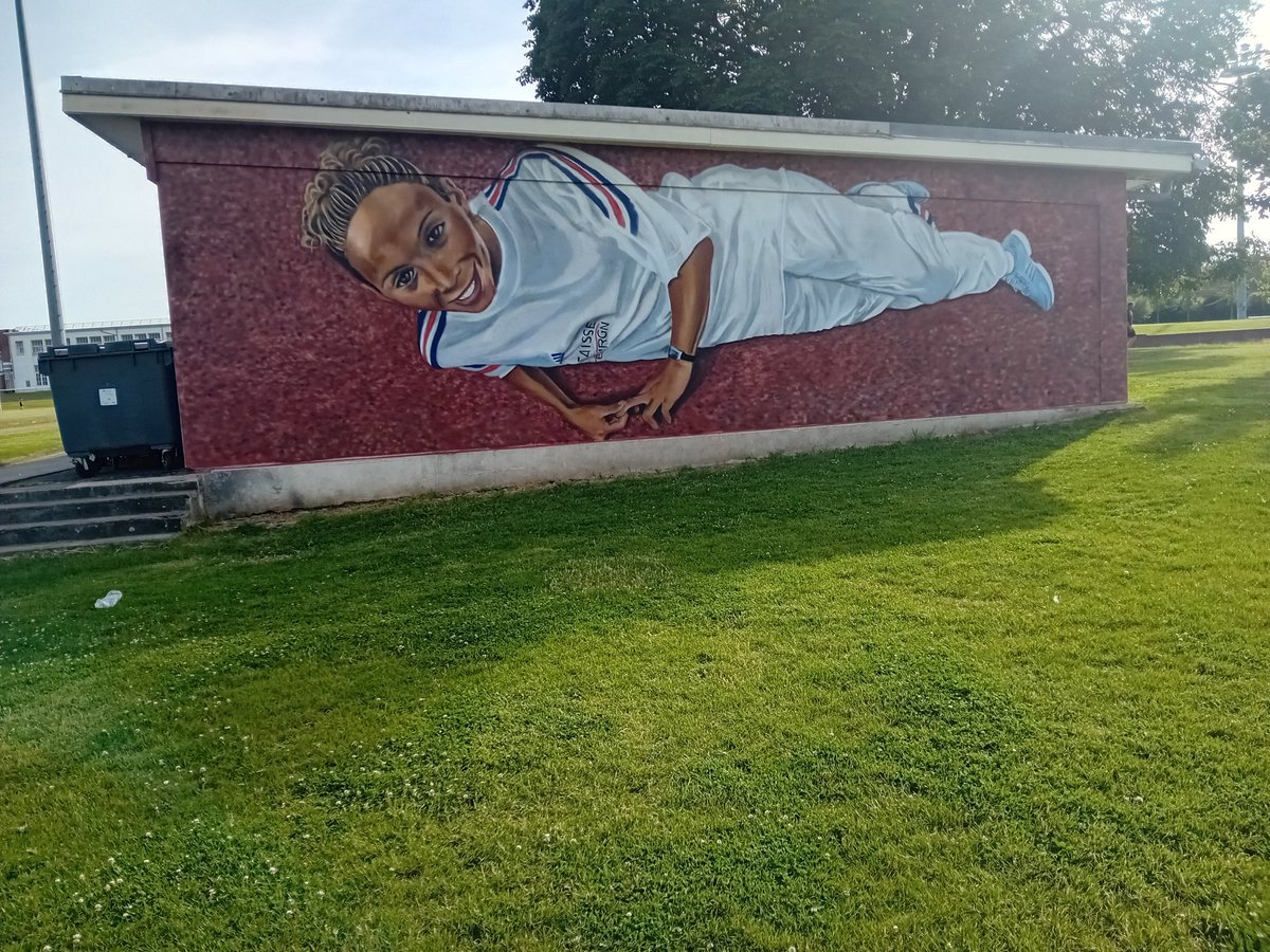 Roubpop's tweet photo. Le parc des sports vélodrome de Roubaix met les athlètes à l'honneur à quelques jours du passage de la flamme Olympique. https://t.co/lZcMcCtUmx