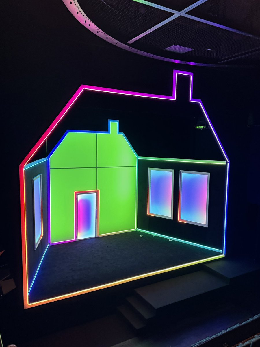 MsKnight138's tweet image. Where do I sign? Brilliant production of a brilliant story! #trontheatre