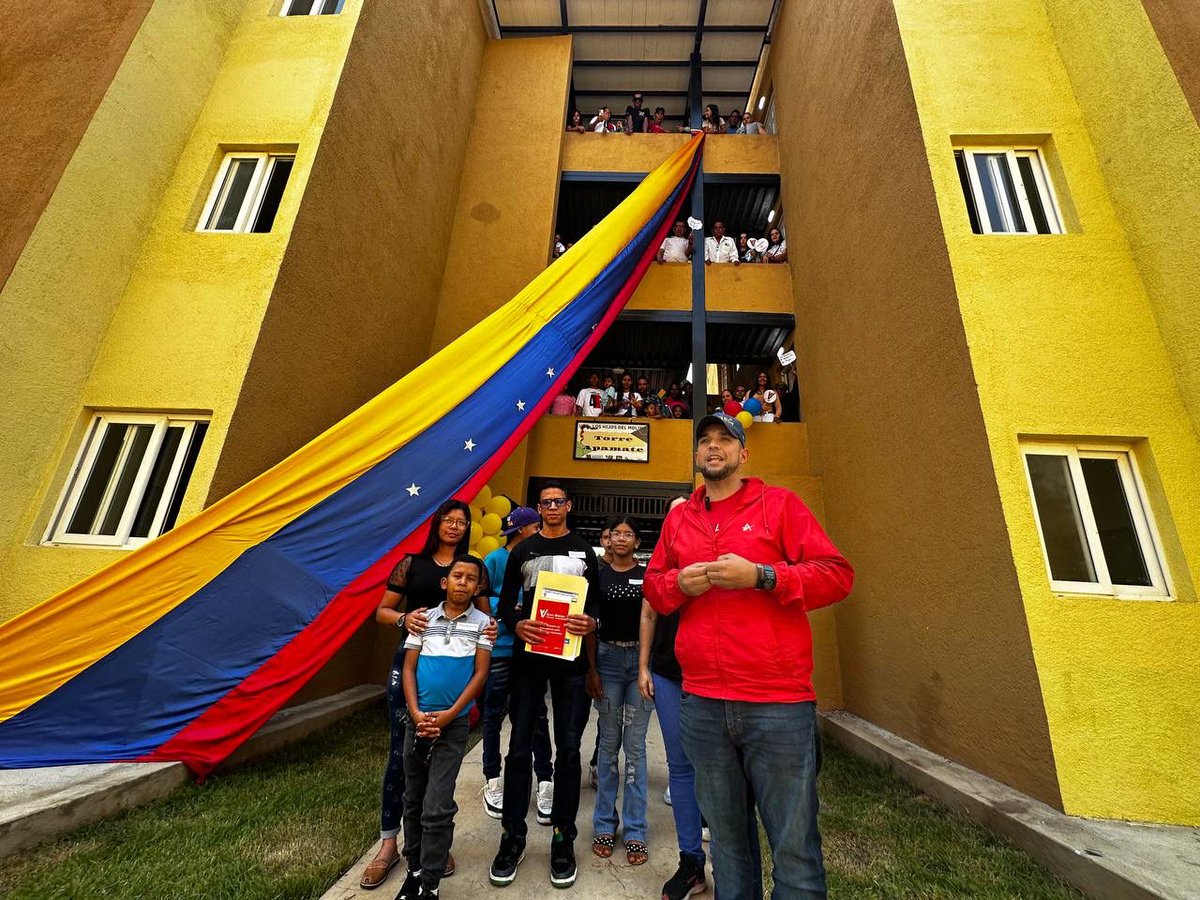 #EnVivo📺 || Vocera Comunal, Brauli Piña: Estas viviendas edificadas por el Poder Popular en un área de 65 mtrs2, constan de 3 habitaciones, 2 baños, sala, cocina y comedor, además de áreas verdes y parques infantiles. #NicoCuadraConmigo