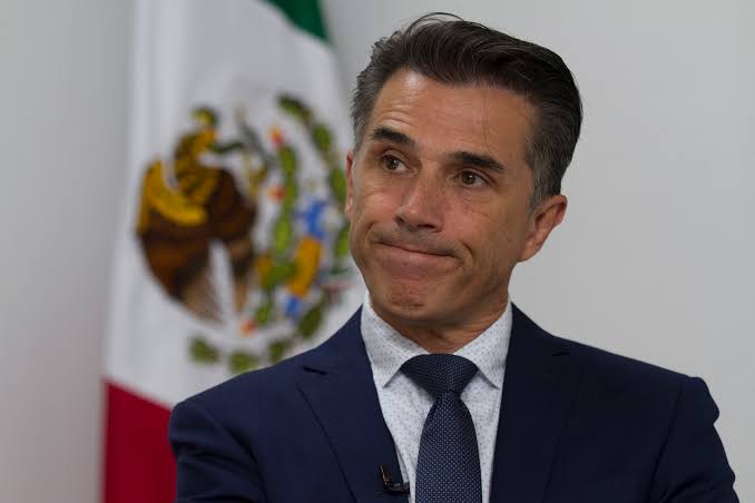 Polemista's tweet photo. ¿Qué méritos tiene el bailarín racista y clasista Sergio Mayer para ser Diputado Federal?

Es asquerosa la venta de candidaturas que realiza @mario_delgado. Y en Coahuila le vendió una Senaduría al calderonista neonazi Luís Fernando Salazar.... https://t.co/8B3pNlvmKg