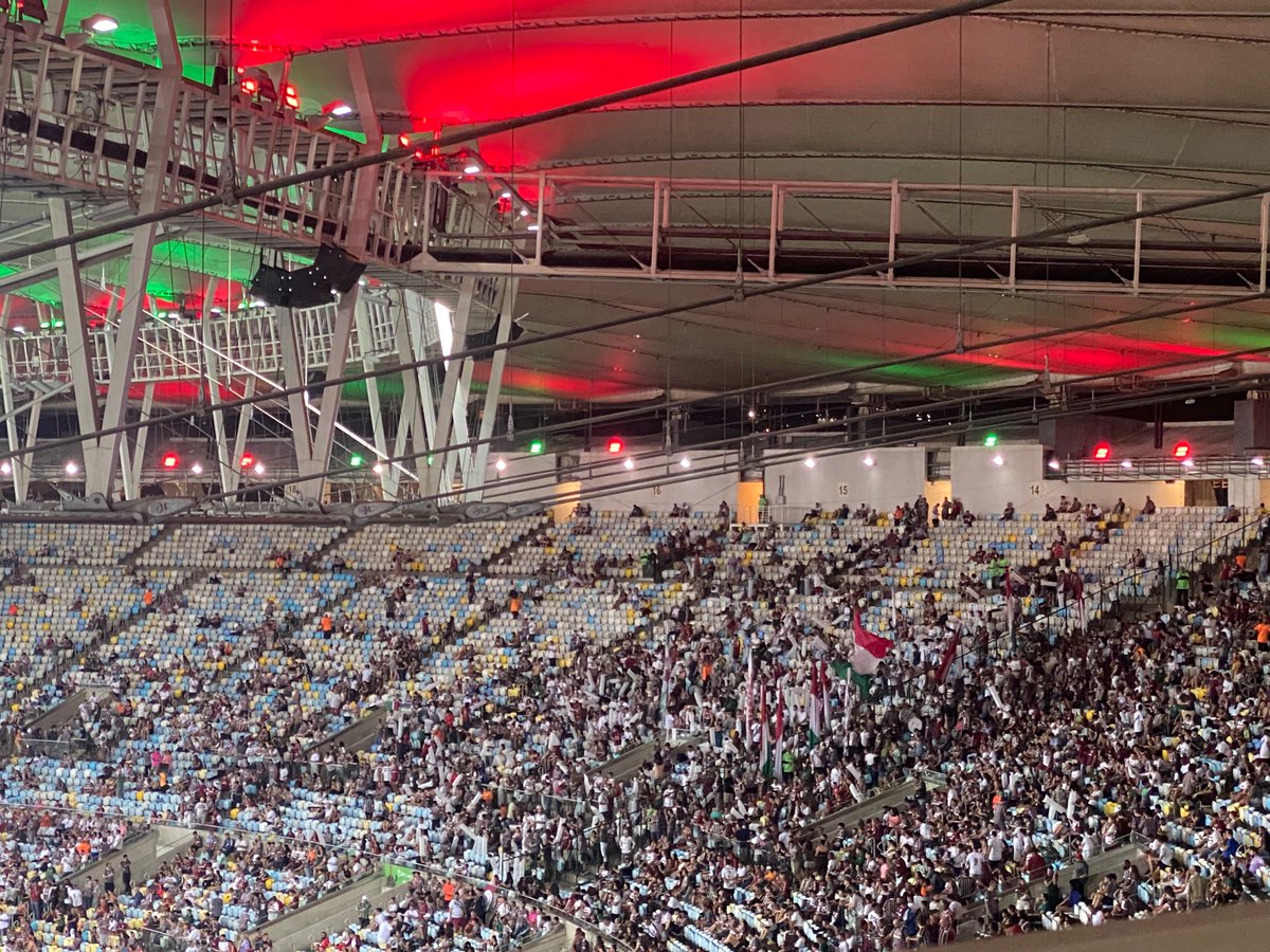 babidemacedo's tweet photo. Torcida presente no Maracanã ovaciona o técnico Marcão durante a escalação no telão. #fluminense https://t.co/R22vKtubAd