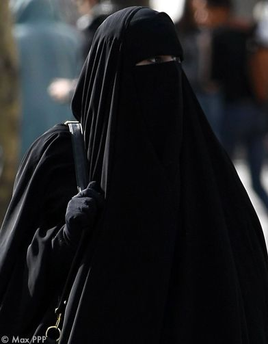 Vorhin bei Penny eine mutmaßliche Frau in exakt so einem ⬇️ Outfit  gesichtet. Ich muss sagen, das ist schon gruselig, ich werde mich daran nicht gewöhnen. Das passt + gehört einfach nicht hierher. 😖
#Islamisierung