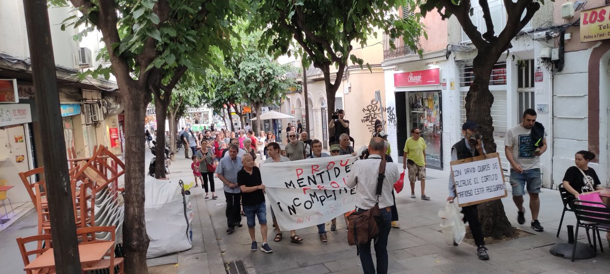 RubenCasellas's tweet photo. Manifestació pels carrers de #SantaEulalia per reclamar les infraestructures pendents al barri: poliesportiu, biblioteca parc Alhambra, Palmeres,..
#ProuMentides! #ProuIncompliments ! https://t.co/kmI3kge4SG
