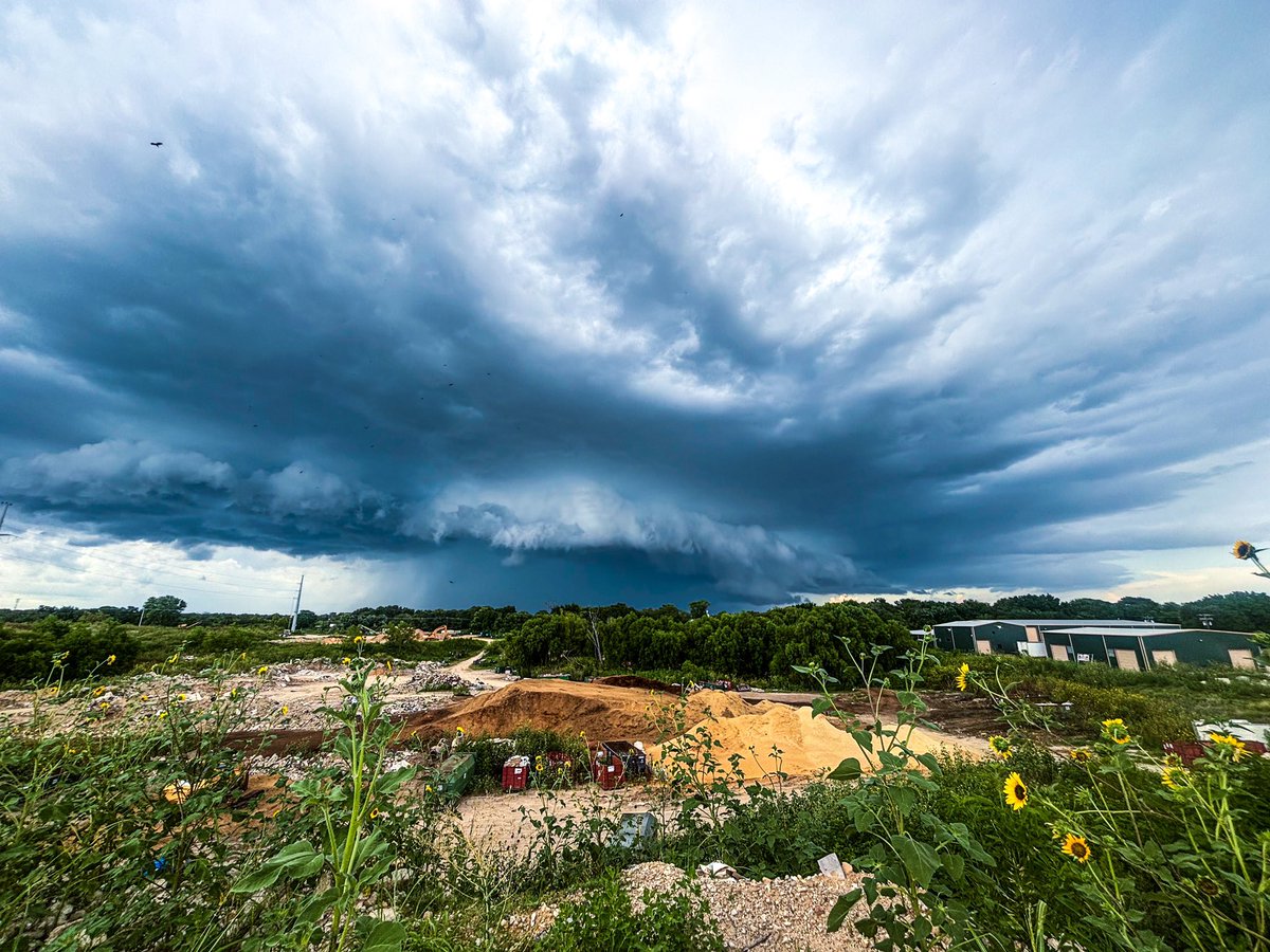 Current situation just west of College Station. <a href="/KBTXMax/">Max Crawford 👍</a> <a href="/shelwinkleywx/">Shel Winkley</a>