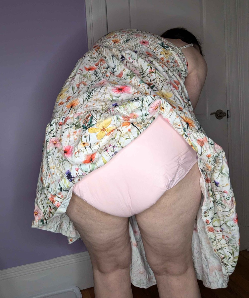 lockedplush's tweet photo. So, uh, I heard twitter likes girls with big diaper butts. 😇 https://t.co/gyJaS6kJ6B