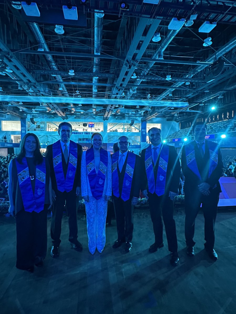 JfrochaF's tweet photo. Agradezco enormemente la valiosa asistencia y participación en nuestras graduaciones de la Generación Junio 2024 de Víctor Gutierrez Aladro, Rector de Operaciones del @TecdeMonterrey . https://t.co/uEwkUCTLQQ