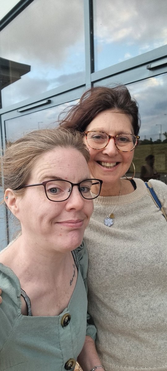 Braf fod yn nol a Catrin heno a gweithio eto ar projects an gilydd. Ond yr un troma 🤭