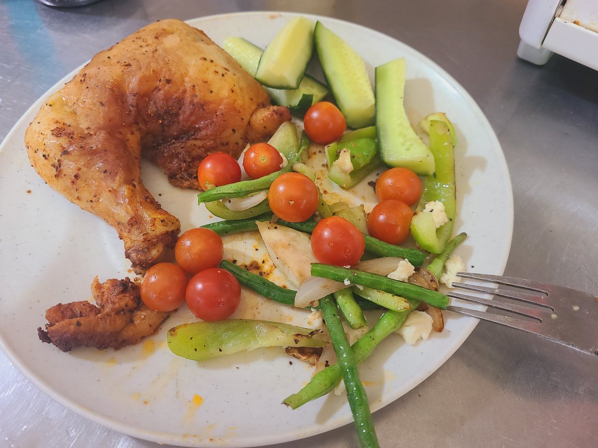 TennisBuddYs's tweet photo. Hubby/wife completed paint job project sweating it out front entrance and enjoying our garden fresh tomatoes, gren beens & bell peppers w Chicken & cucumber for dinner #fruitsoflabor Now ready for #TheRealDebate https://t.co/J0zZbrK4dM