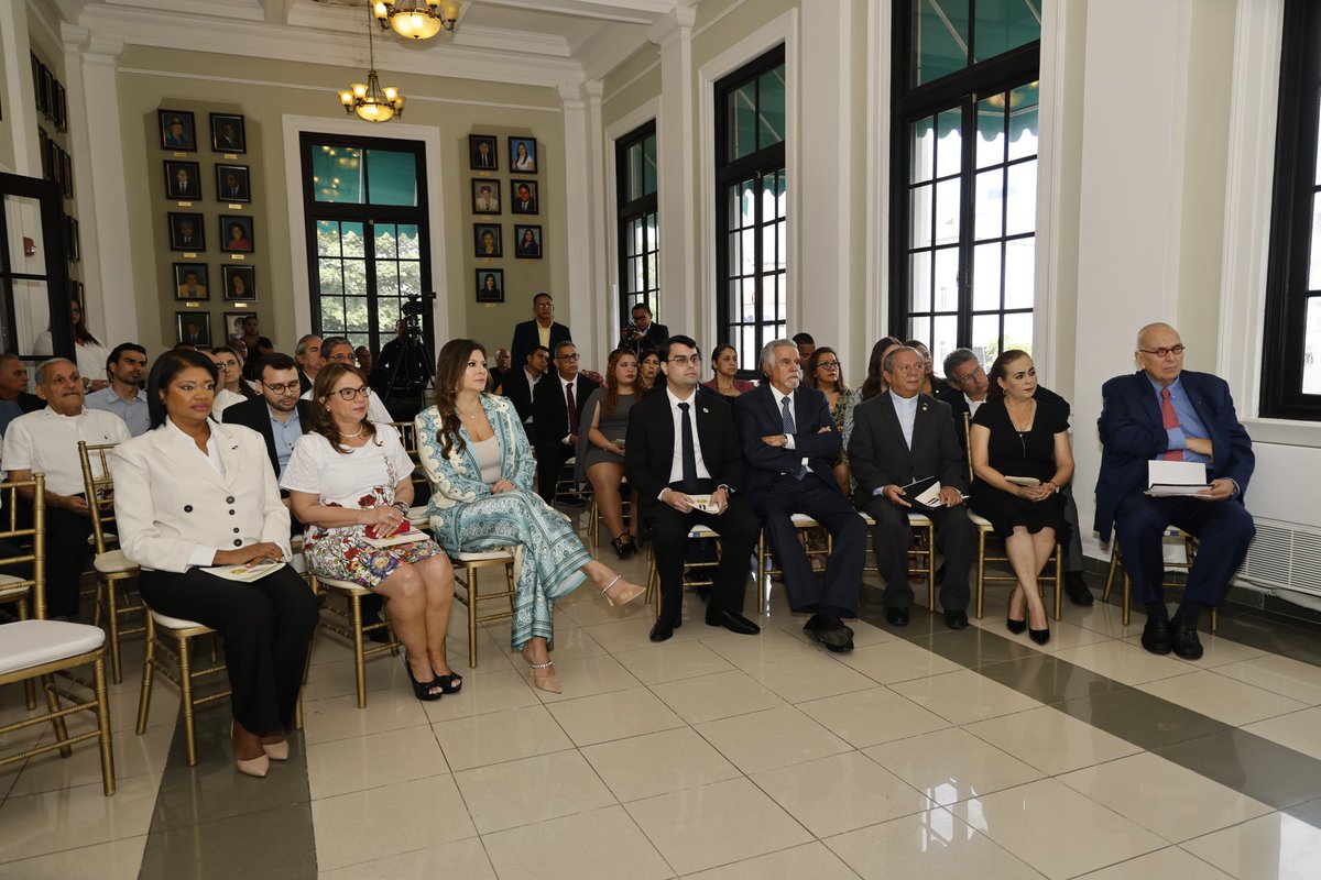 Acompañé a la gobernadora <a href="/CarlaGarciaBo/">Carla Garcia</a> de la <a href="/GobDePanama/">Gobernación de Panamá</a> y otras autoridades, en el acto de entrega de la Medalla 🎖️ al mérito “General Victoriano Lorenzo”, a 5 ciudadanos panameños que con su dedicación, transmiten a las futuras generaciones los valores y aportes al país.