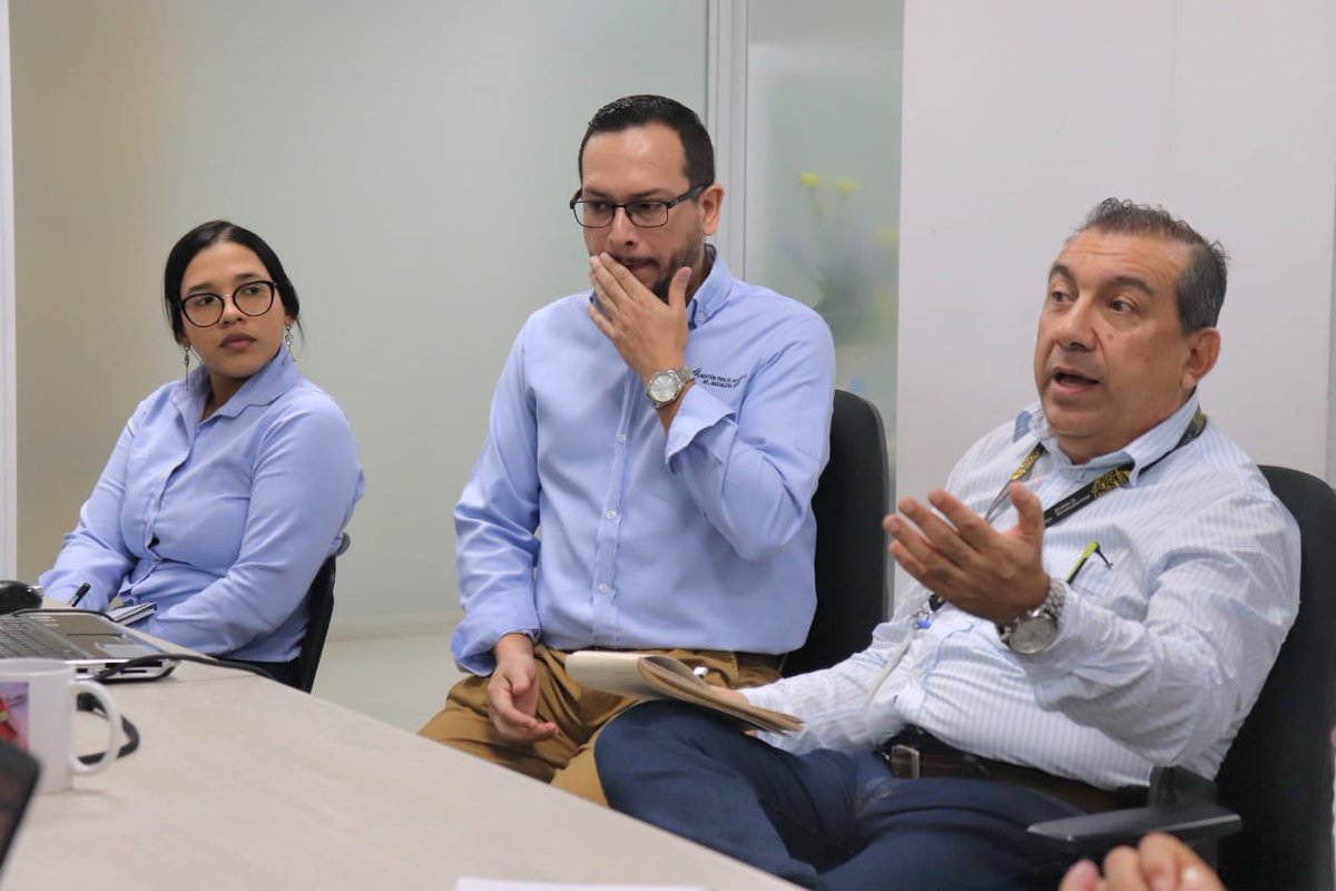 alcaldiabarranc's tweet photo. Atendimos la solicitud de #Fundesmag acerca de la ocupación ilegal de unos predios de su propiedad, en la vereda Campo Gala. Expresaron su preocupación, pues en el lugar se encuentra una estructura petrolera, lo que pone en inminente riesgo a las personas de esta zona. https://t.co/cj9gVJ2ldO