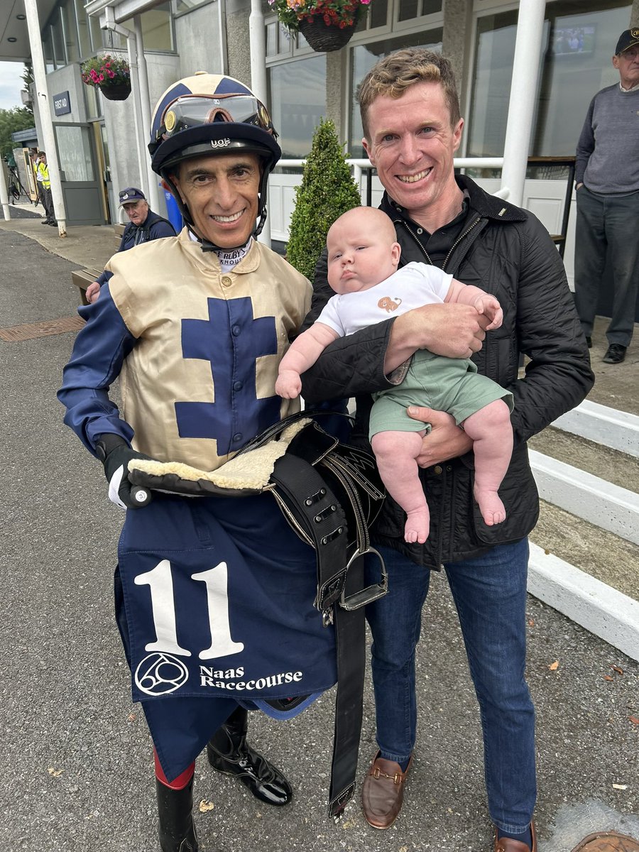Two jockeys and a baby! 
🏇👶🏻🏇🇺🇸☘️
<a href="/ljlmvel/">John Velazquez</a> <a href="/sirgerry29/">Gerard Galligan</a> <a href="/NaasRacecourse/">Naas Racecourse</a>