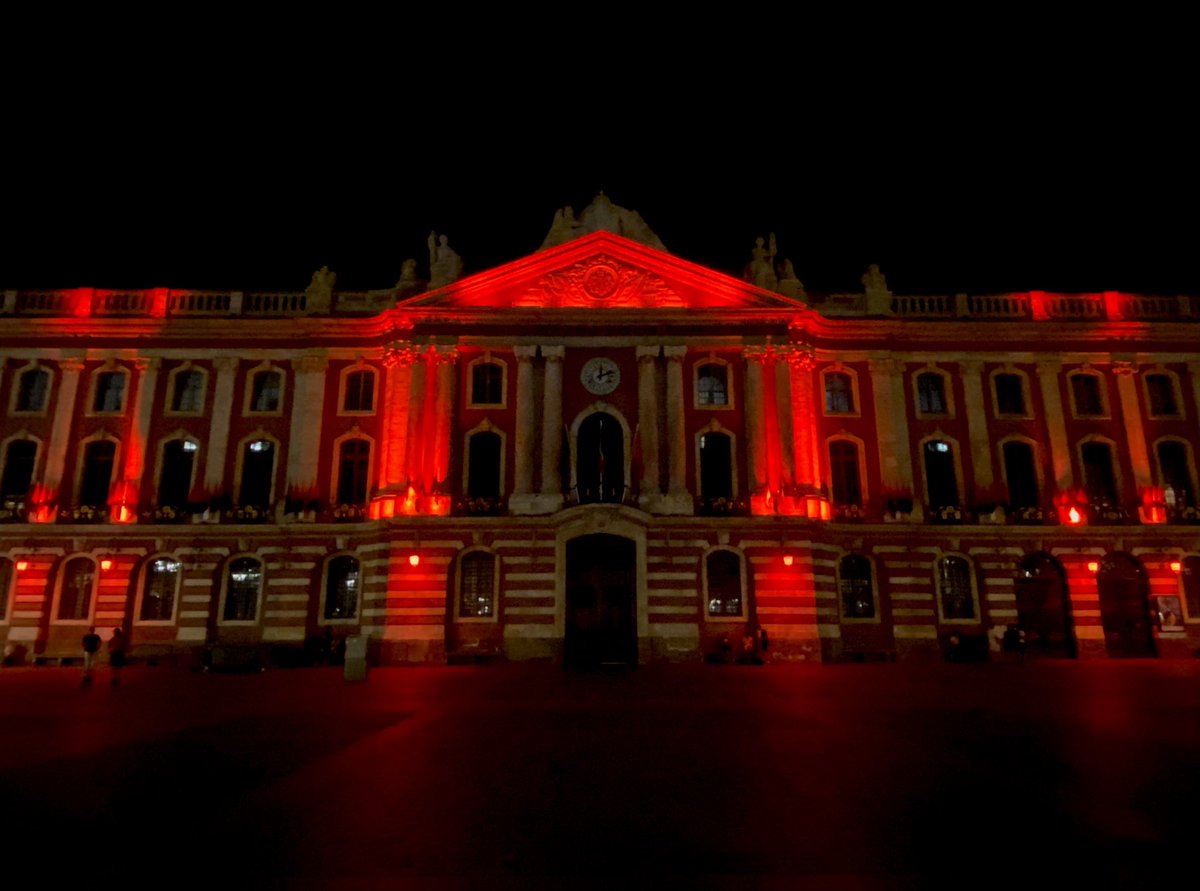 jlmoudenc's tweet photo. Le Capitole est en rouge et noir 🔴⚫️
À demain pour vivre la finale du #Top14 ! 🏉
#RougeEtNoir
#AllezLeStade
#Toulouse https://t.co/S2f1Uaq81c