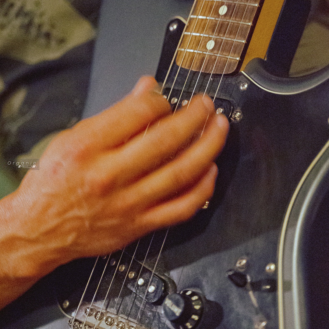 "En cada acorde, encontramos un reflejo de nuestra humanidad compartida. 🎶❤️ Descubre cómo la música nos conecta más allá de las diferencias. #Humanidad #Música #Unión #IA"