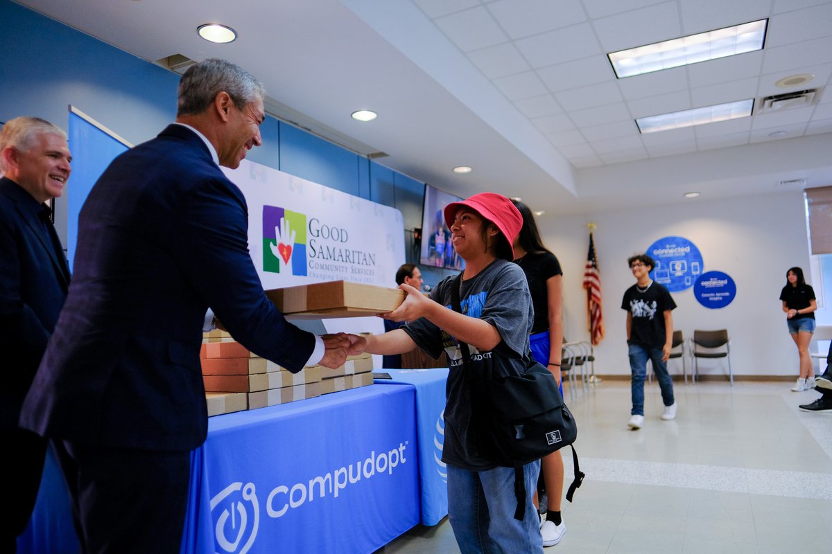 Ron_Nirenberg's tweet photo. Today, we celebrated the opening of @ATTPolicyTX's Connected Learning Center at @GoodSamTX by distributing 100 refurbished computers to area students.

Thanks to this partnership, we are one step closer to closing the digital divide for students and families in our community. https://t.co/6p7yfmR7N9