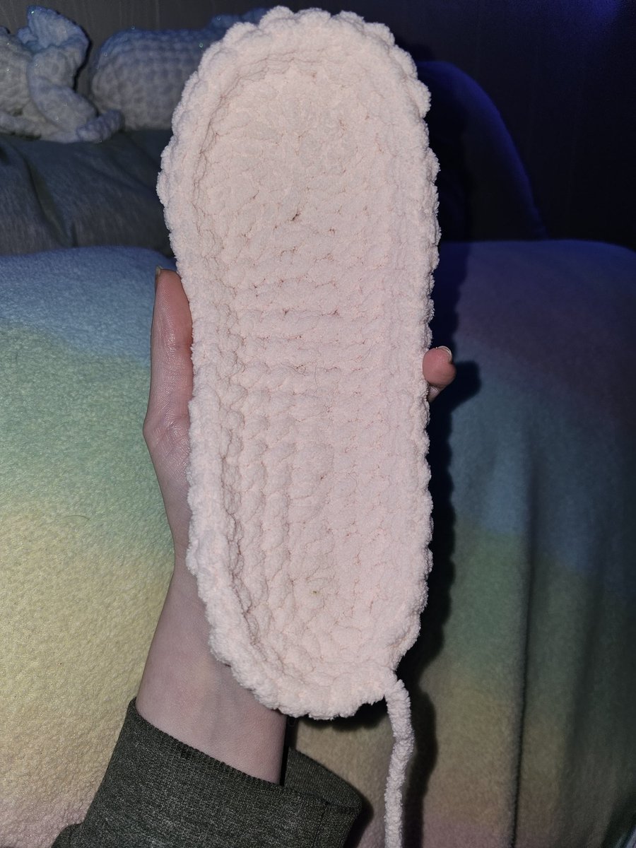 Working on a set of booties to match my new mittens. They will be sparkly white with a baby pink sole 🩷