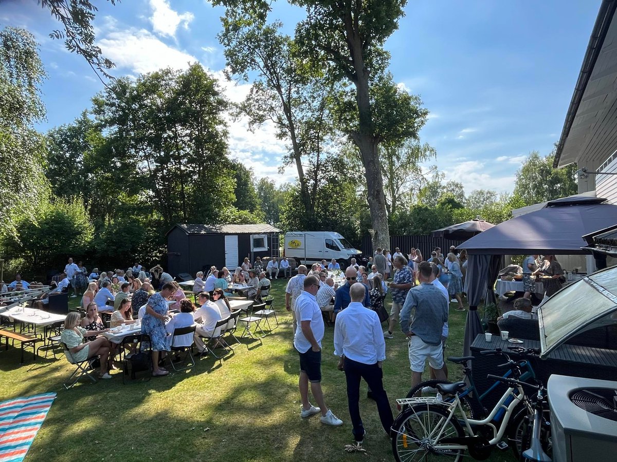 BallenBlomgren's tweet photo. Begravning för polarens sambo som gick bort för 2 veckor sen i cancer. Vilken uppslutning. Tung dag som blev lättare ju längre dagen gick. Stort tack till alla! Bild från "kaffet" efter begravningen #feckcancer #nettan https://t.co/YWdrR2jjuG