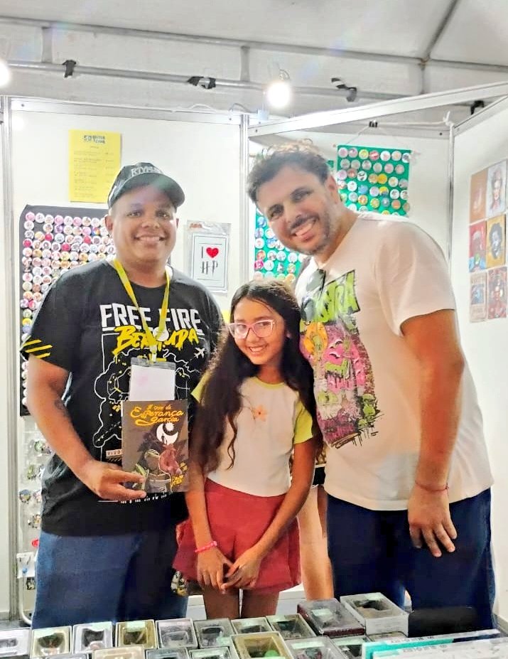 Ela ficou nervosa. Quis tirar foto e tudo. Disse que leu na biblioteca da escola como um trabalho. E estamos felizes. Esperança  Venceu demais, meus queridos !
