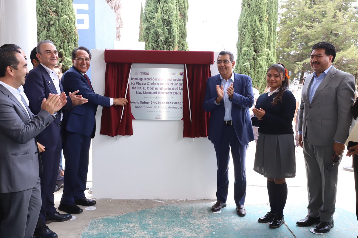 SergioSalomonC's tweet photo. 🙌 Muchas felicidades a las y los estudiantes de la primaria y secundaria “Manuel Bartlett” por sus nuevos #techados. 

El @Gob_Puebla, junto con profesoras, profesores y padres de familia, estamos generando mejores condiciones para su #futuro. 

La educación es la mejor herencia. Hay que seguir echándole muchas ganas, jóvenes. Hagámoslo por #Puebla. 

#PueblaTrasciende ➡️