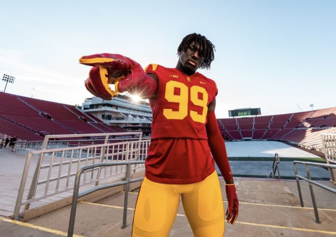 RomeroWestCoast's tweet photo. There’s two freshmen defensive linemen that I am excited to see developed by  @Coach_Henny and @CoachNua .

🗡️ @jide_abasiri  ‘24 
🗡️ @RBulabalavu ‘24 

This DL room will show the nation what that #DAWGWORK all about 🔥

#FightOn ✌🏿| @uscfb | #DAWGWORK 🐕 https://t.co/venbIB7aa5