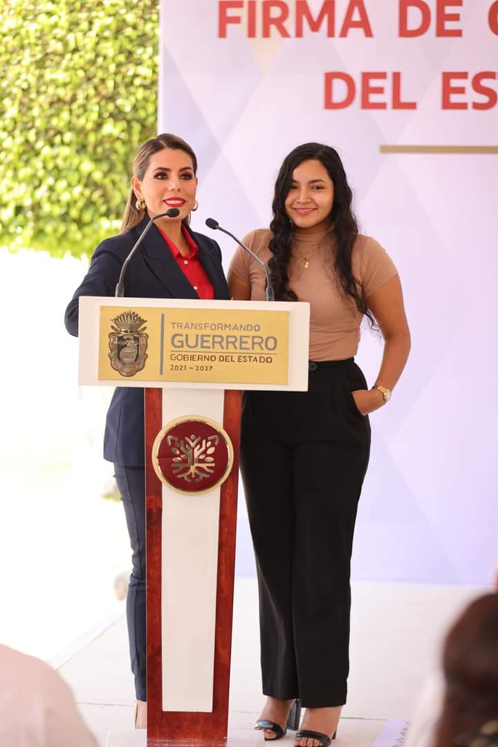 arpa8a's tweet photo. La Gobernadora de #Guerrero, @EvelynSalgadoP Pineda, felicitó a la joven Arlette Pamela Silva Hernández, primera mujer guerrerense que participa en una misión de la #NASA (Administración Nacional de Aeronáutica y del Espacio Estadunidense)...👇🏽
https://t.co/xMuvwh4qSV https://t.co/lbEIVTOMcr