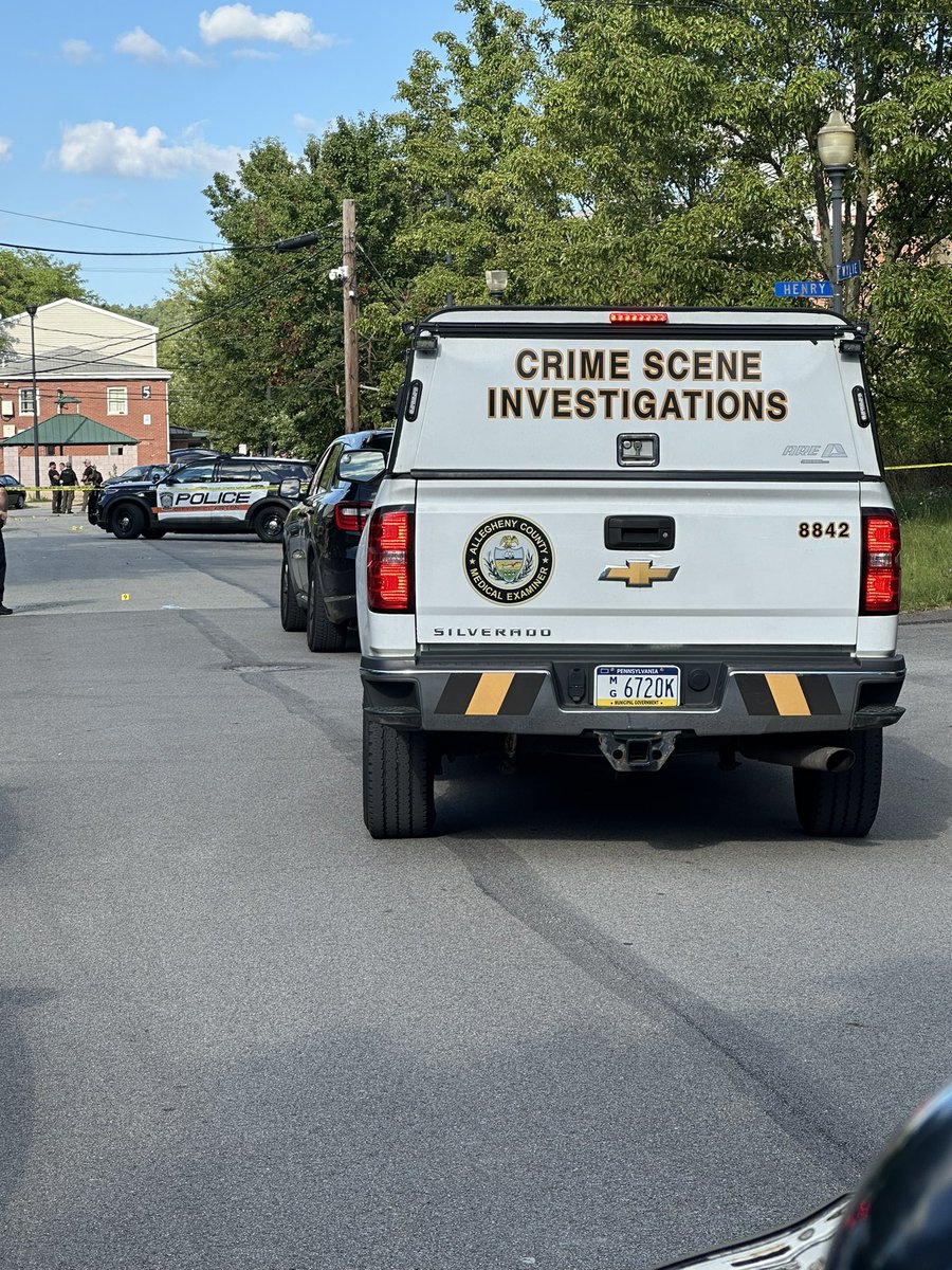 JenBorrasso's tweet photo. Sources tell me there is at least 50 shell casings recovered. A beef between 
between 2 guys… an argument outside Wylie. 1 guy went to his vehicle and got a gun. The other suspect got an AR he was yelling there are kids out here. 1 person was shot in leg. @KDKA https://t.co/2VxmMKo3IC