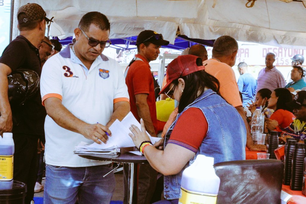 ¡Prepara tu vehículo para el camino con los mejores lubricantes🪔, cauchos🛞 y baterías⚡ de <a href="/LTTransportista/">Tienda del Transportista</a>!

!Hoy estuvimos presente desde Coro y mañana te esperamos en Punto fijo!🚐🚙🏍️

<a href="/NicolasMaduro/">Nicolás Maduro</a>
<a href="/rvaraguayan/">Ramón Celestino Velásquez Araguayán</a>
<a href="/ELOYSULBARAN/">Eloy Chiquitín</a>

 #MantenimientoVehicular 
#NicoCuadraConmigo