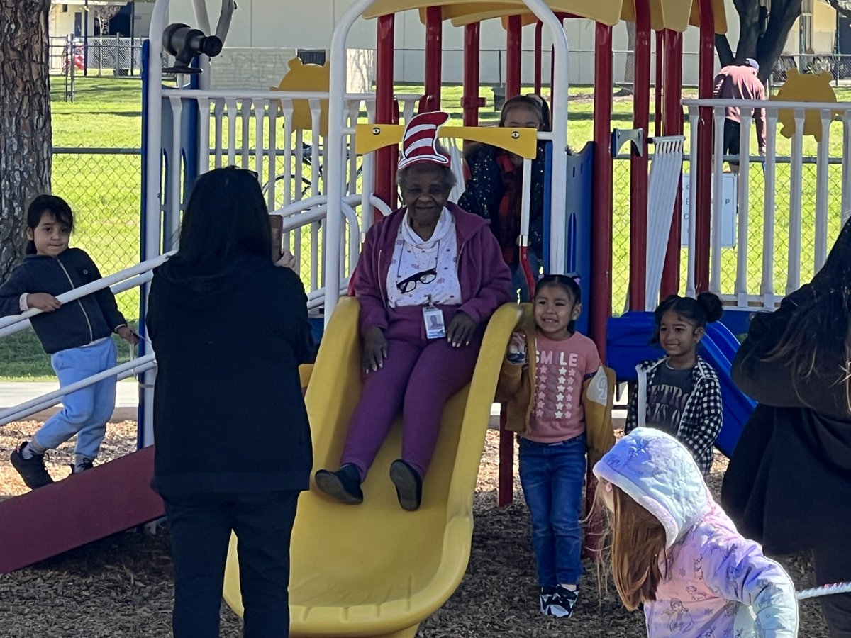 FresnoLCC's tweet photo. Americorps is also providing opportunities for seniors, ages 55 and up, volunteering in Fresno EOC’s Foster Grandparents Program, to serve their communities through service. @RepJimCosta @LaphonzaB @Senlaphonza @SenAlexPadilla @TheCorpsNetwork @YouthBuildUSA 
#Stand4Service💚 https://t.co/XEoYj296tS