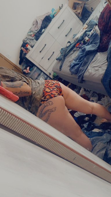 Tushy for your Thursday https://t.co/h6ENUftmny