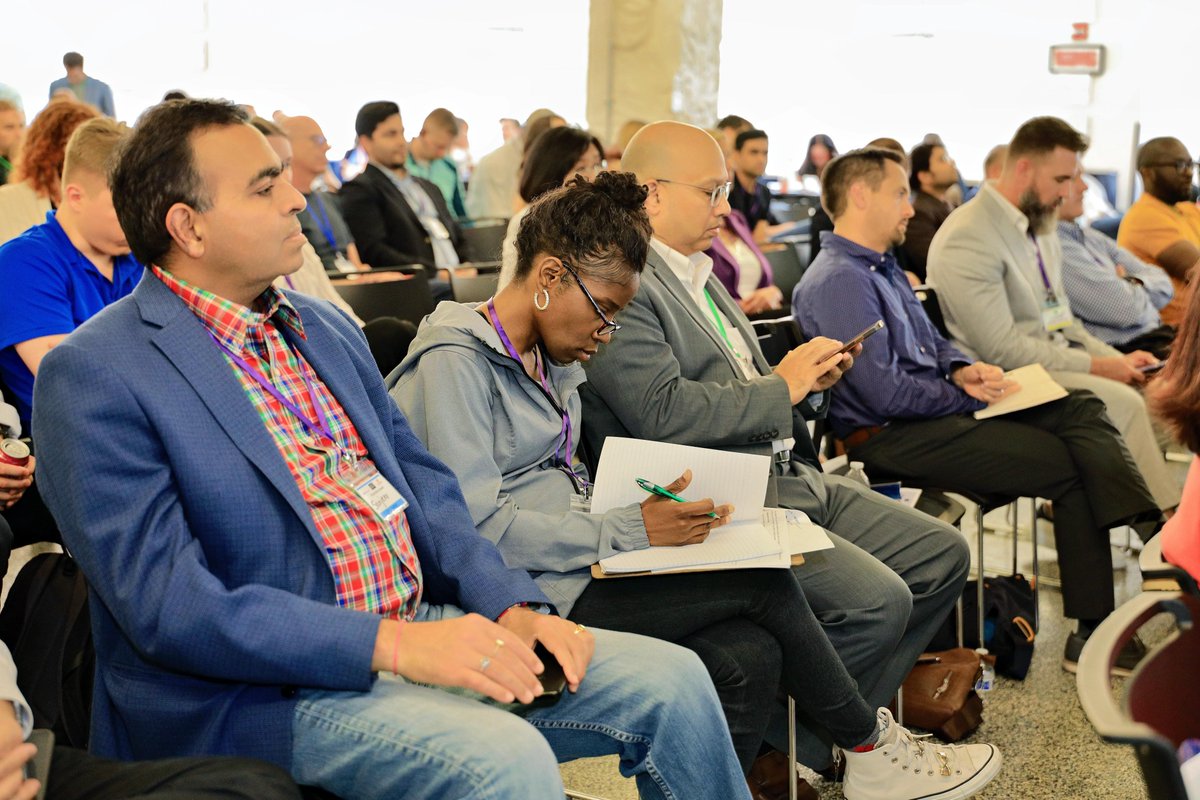 1871tech's tweet photo. 🤖👏  Who’s leading in #AI? Our AI Startup Expo showcased amazing founders from the AI Innovation Lab 2024 Cohort.

Congrats to our pitch competition winners 🏆 @levee.biz  @xblock.ai

We wrapped up with a keynote @ Chris Gladwin of @Ocient 🔥! https://t.co/e65zbIAXw4