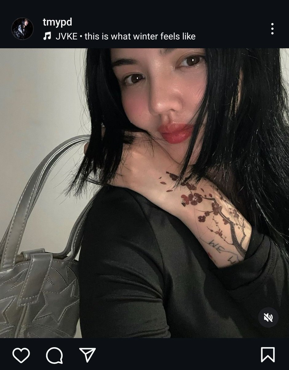 eiewintermalibu's tweet photo. Her hair looks like it was bittin off or looks like a fucking wig. Ms may dyed her hair a lot of colors, I'm surprised this old face is not bald yet. #tmypd #tmay https://t.co/p50uWJMD79