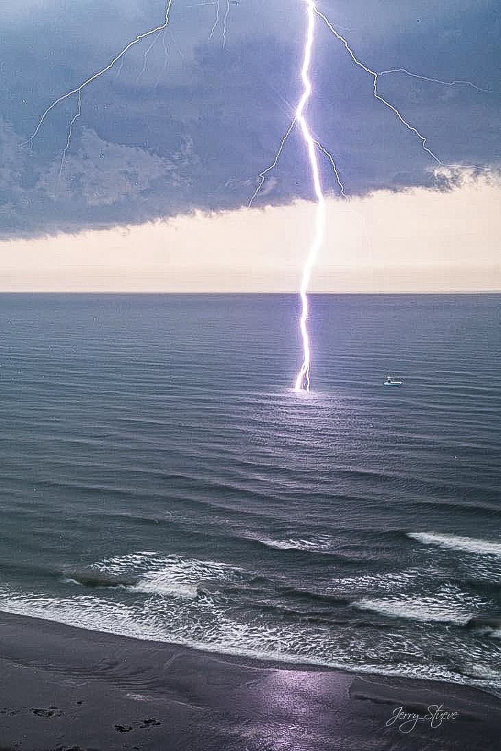 Incredible lightning strike just offshore of North Myrtle Beach this afternoon. Amazing Jerry S! #scwx #ncwx