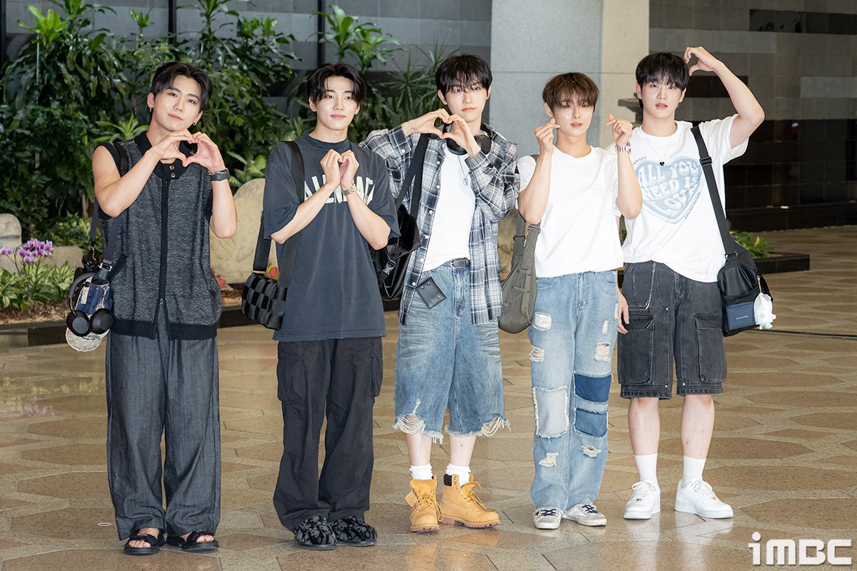 [포토] DKZ, 일본팬 만나러 가요
#DKZ #디케이지 #종형 #재찬 #세현 #민규 #기석 
#공항패션 #출국 #GMP_240628 [iMBC 직찍]  

28일 오전 김포국제공항을 통해 해외일정 참석차 출국하고 있다.  

⬇️고화질 Click Plz⬇️
adenews.imbc.com/M/Detail/422181