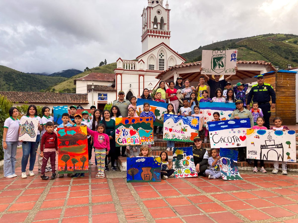 PoliciaNteSder's tweet photo. Que las manos de nuestras niñas, niños y adolescentes solo se usen para desarrollar su creatividad, pintar esperanza, y dibujar una sonrisa en cada hogar. Desde #Cacota, @ProteccionPonal realiza actividades en el mes del receso escolar con los Guardianes del Turismo. 👧🏻👦🏻🚨 https://t.co/wFYw5F1yNd