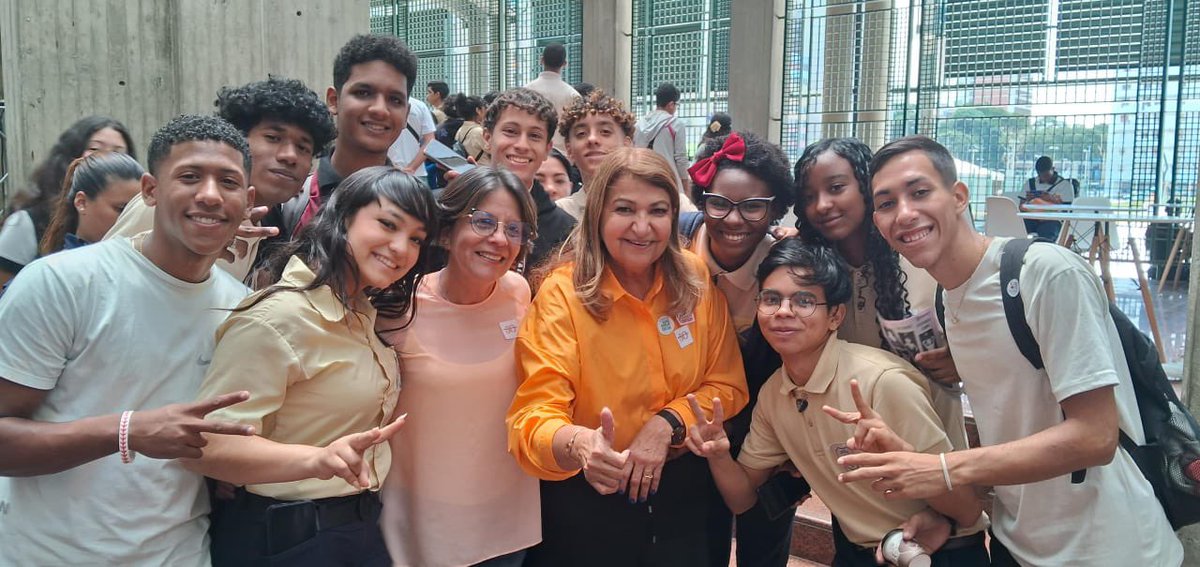 cde_valle's tweet photo. Nuestra Ministra de Educación rodeada de los futuros bachilleres, en la Feria Universitaria. Juntos todo es posible! 
@_LaAvanzadora 
@CDCECaracas 
@NicolasMaduro https://t.co/mubnuOkMwe