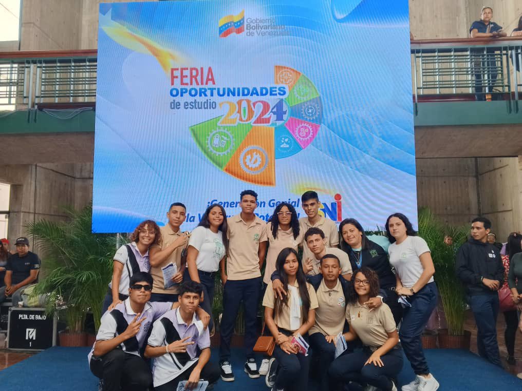 cde_valle's tweet photo. Nuestra Ministra de Educación rodeada de los futuros bachilleres, en la Feria Universitaria. Juntos todo es posible! 
@_LaAvanzadora 
@CDCECaracas 
@NicolasMaduro https://t.co/mubnuOkMwe