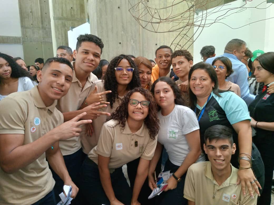 Nuestra Ministra de Educación rodeada de los futuros bachilleres, en la Feria Universitaria. Juntos todo es posible! 
<a href="/_LaAvanzadora/">Yelitze Santaella</a> 
@CDCECaracas 
<a href="/NicolasMaduro/">Nicolás Maduro</a>