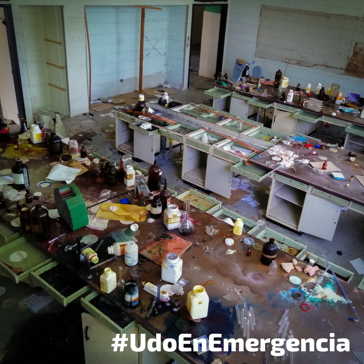 La Universidad de Oriente siempre ha demostrado estar firme ante los atropellos, hoy las autoridades dan paso a quienes precisamente tienen la universidad por el suelo, esto no se justifica. 
#UDOEnEmergencia