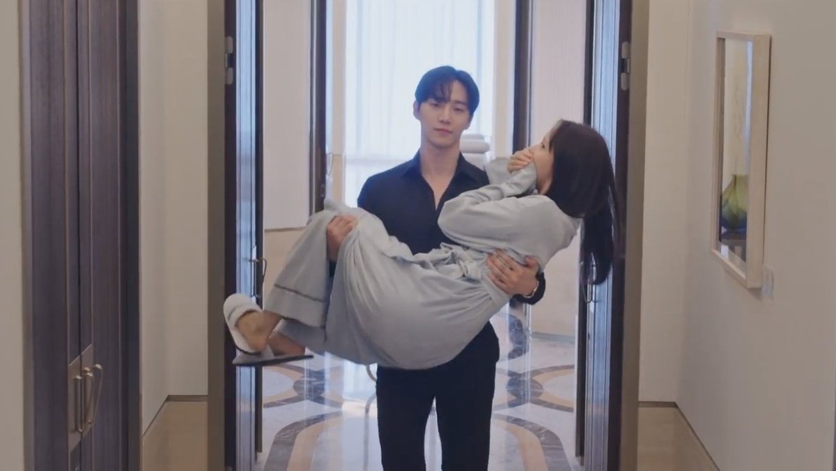 styrfmflz's tweet photo. ...and carry her around he did. 😆 https://t.co/ZMXV9jMM4C