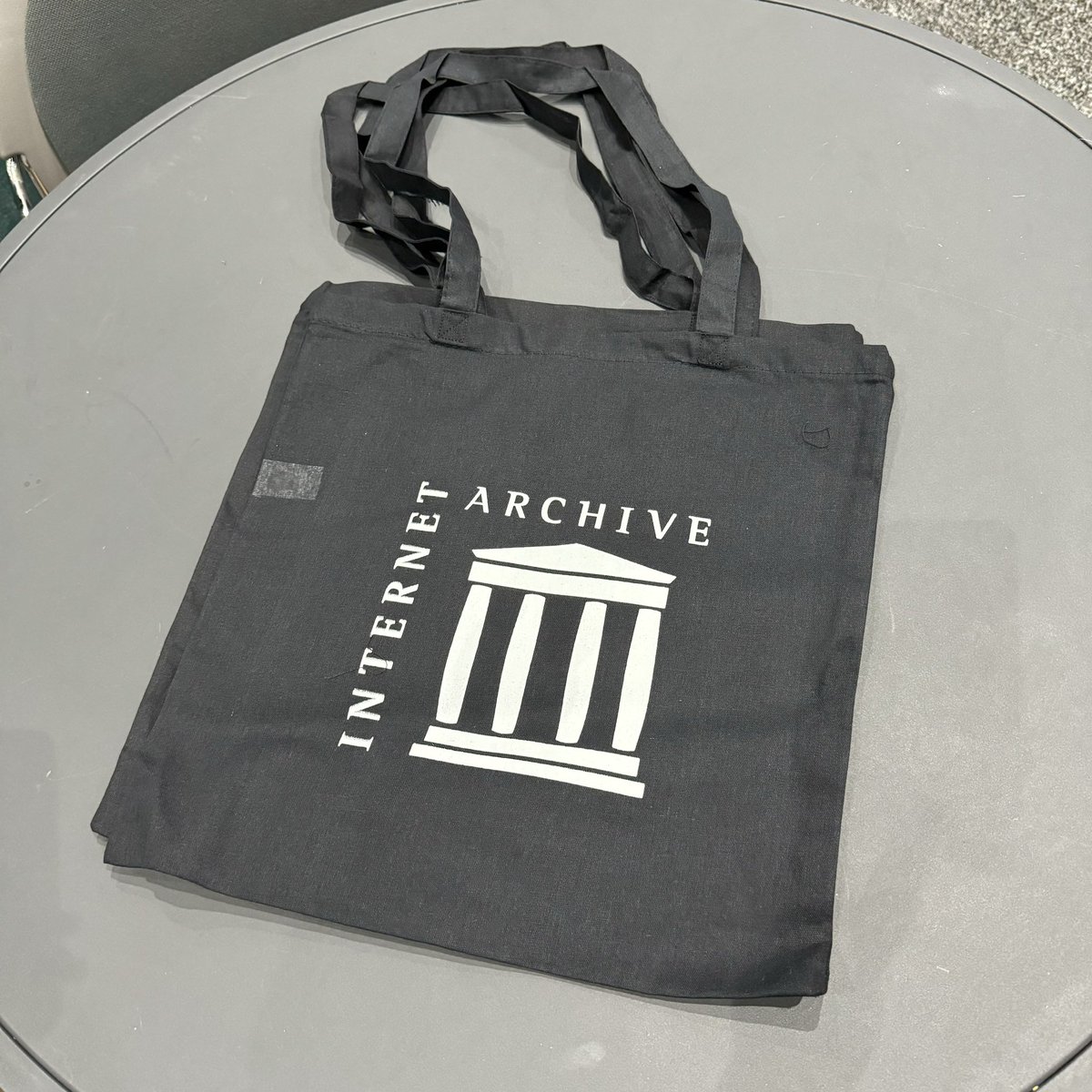 internetarchive's tweet photo. 📣 librarians! Attending #ALAAC24? Stop by booth 421 and snag a special Internet Archive tote bag! 📚 Perfect for carrying your favorite reads and showing your support for digital libraries. See you there! #LetReadersRead https://t.co/GmXnzs3vI4