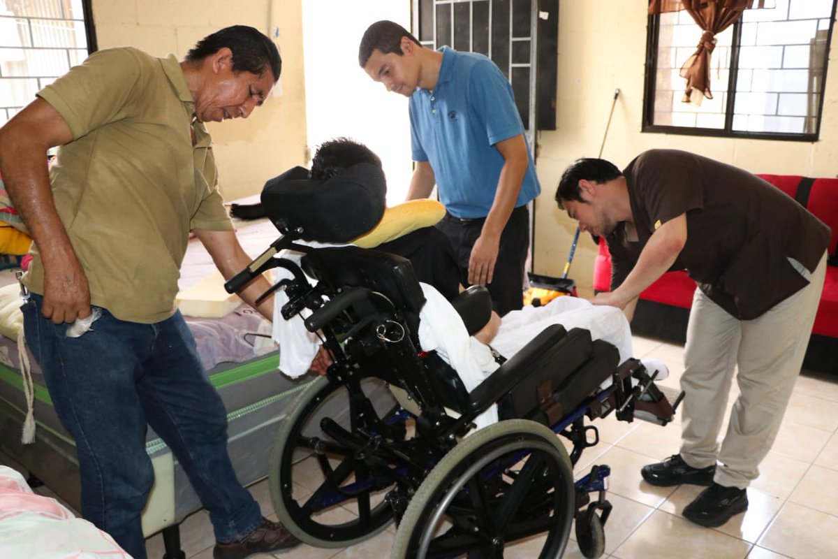 ISRIelsalvador's tweet image. Luego de ser atendido por nuestros equipo de médicos especialistas en medicina física y rehabilitación, se determinó la necesidad de adaptar una silla neurológica🧑‍🦼 para William, quien fue victima de un accidente de transito y requiere de silla adecuada a su condición.