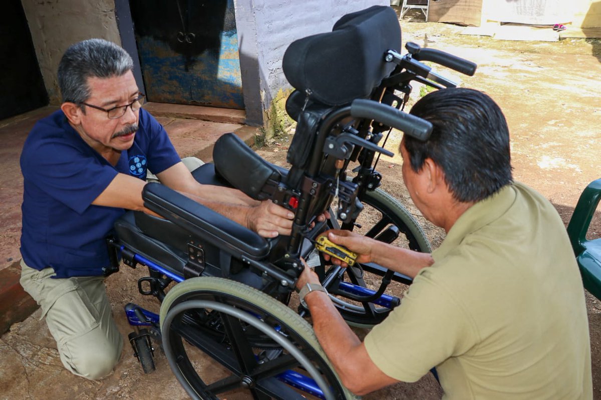 ISRIelsalvador's tweet image. Luego de ser atendido por nuestros equipo de médicos especialistas en medicina física y rehabilitación, se determinó la necesidad de adaptar una silla neurológica🧑‍🦼 para William, quien fue victima de un accidente de transito y requiere de silla adecuada a su condición.