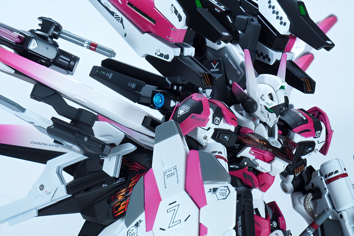 garz4351's tweet photo. ルブリス×パーフェクトストライクフリーダムルージュ(P.S.F.R)とのミキシング
パーフェクトルブリス完成しました‼️
色々撮影しましたが、とりあえずパパっと撮った4枚です✌️
あとで他のも上げる予定です😌
#ガンプラ
#ルブリス
#水星の魔女
#ガンダムビルドメタバース https://t.co/uS6IezNy4I