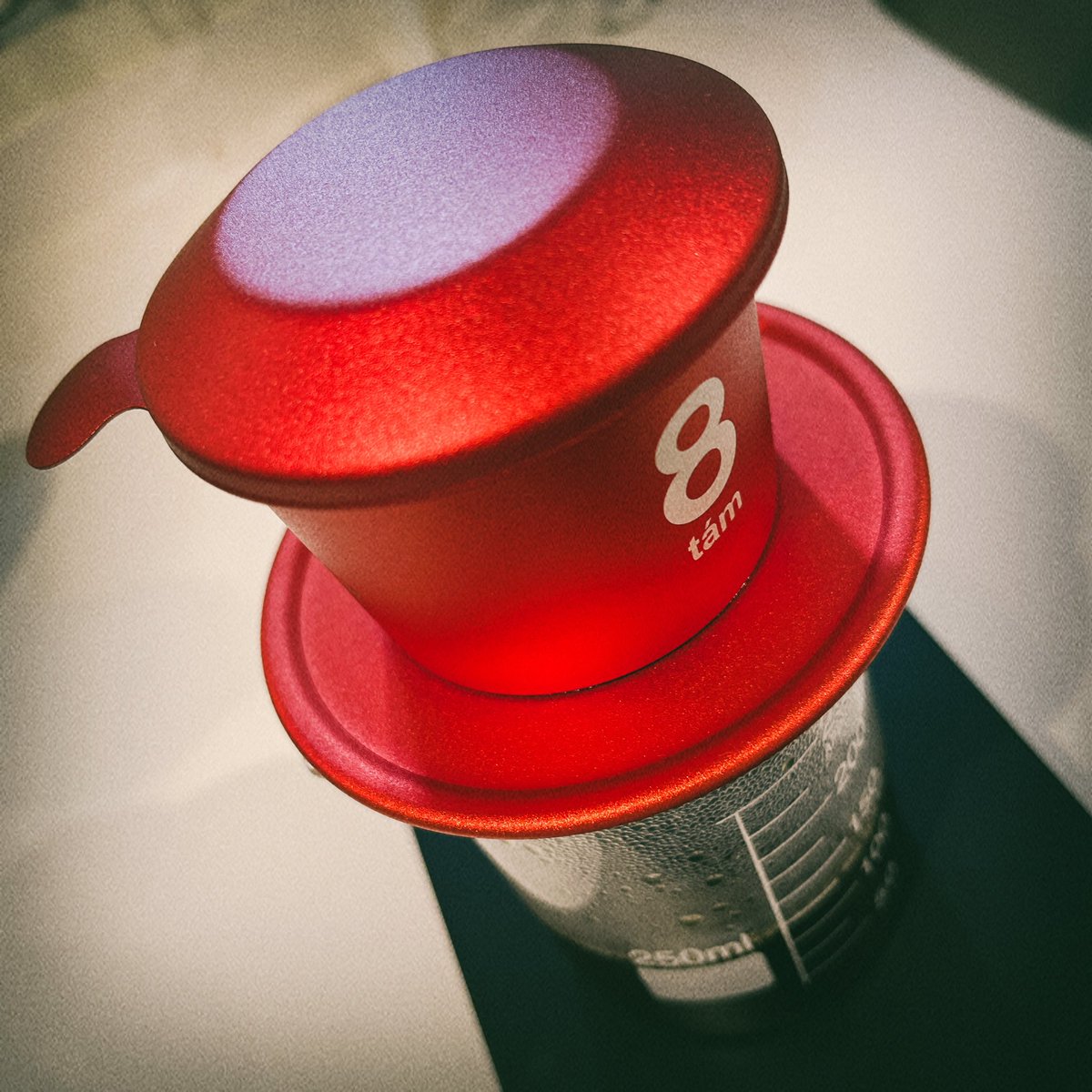 087coffee's tweet photo. ベトナム🇻🇳の
カフェフィン
カフェオレ用に買いました

赤がかわいー🫶

ほんまはコンデンスミルクの上に落とす
らしいけど
ダイエット中なので牛乳🐮にいれて
ふつーのカフェオレにしました

たぶん挽き目はも少し細かくして
もうちょい待てばよかったかもしれん

淹れ方はまた考えよ🤔💭 https://t.co/FW1kn2DziZ