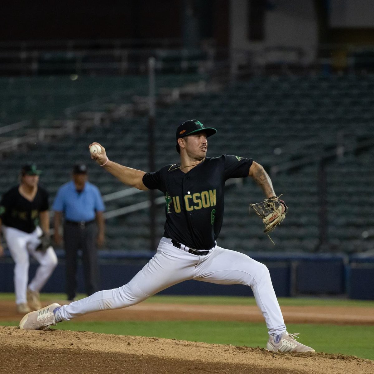 RRCCBaseball's tweet photo. Rainy River Voyageur Baseball Alumni, Jaymon Cervantes still playing professional baseball in an independent league for the Tucson Saguaros! ❤️⚾️🌵
The Saguaros pitching was on fire! Led by Cervantes, these guys combined for 15Ks. 🔥🌵⚾️ #cactuscrew #professionalbaseball https://t.co/DSJkvdHvNV