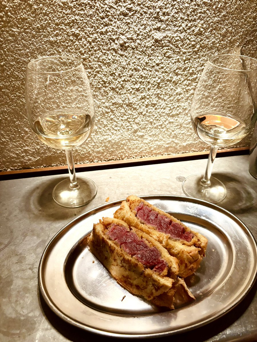 Aurecg7's tweet photo. Los jueves de afterwork por Madrid 🍷

Casa Canito emana la esencia de Madrid, ese estar donde pasan las cosas.  En la cima de tu vida social. 

Me encanta este concepto de bares. Es divertidísimo. Aquí se viene a ser visto y a ver. A conocer, no a relamerse los dedos. https://t.co/3PR4QiNV1J