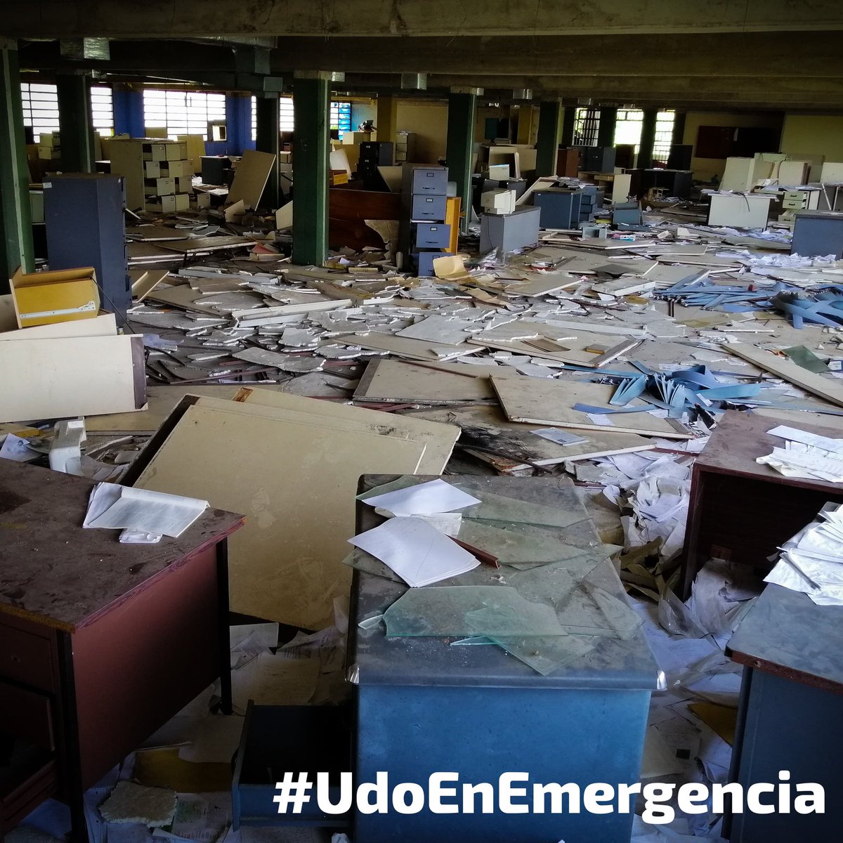 FEstudiantilUDO's tweet photo. Las autoridades de la UDO Bolívar deberían llevar a la ciudadana Delcy Rodriguez a que visite la unidad de estudios básico y la escuela de ingeniería, esta es nuestra realidad, basta de cegar la verdad. #UDOEnEmergencia https://t.co/nKhG9E4JvT