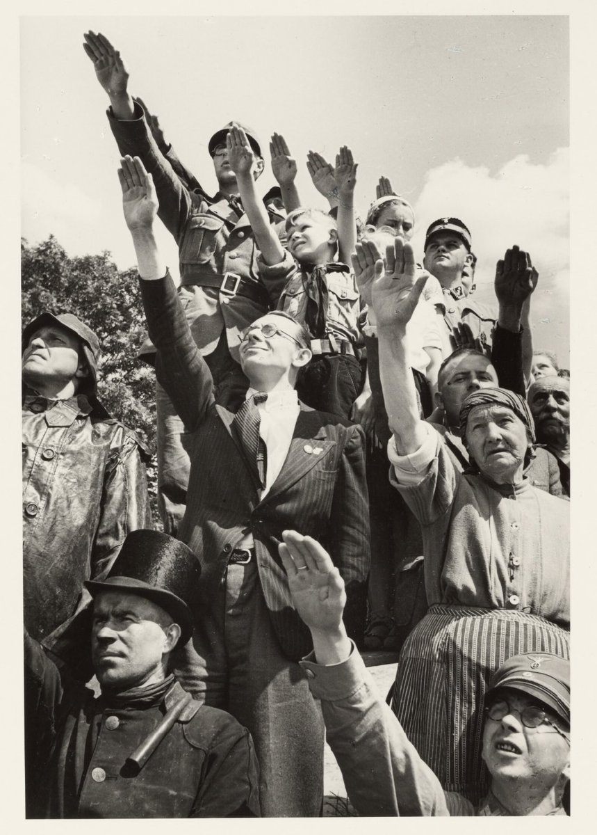 Германия 30-х гг. ХХ века на снимках Пауля Вольффа [Crowd Saluting]1934-1945In 1924 Wolff founded the successful firm Wolff & Tritchler with his partner Alfred Tritchler specializing in industrial, reportage and urban photography.