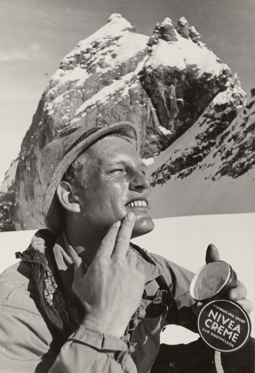 Германия 30-х гг. ХХ века на снимках Пауля Вольффа [Man applying Nivea Creme]1930-1940